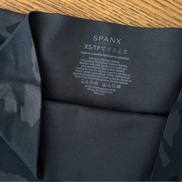 NEW! SPANX Look at Me Now Seamless Cropped Leggings - Black Camo - Picture 6 of 9